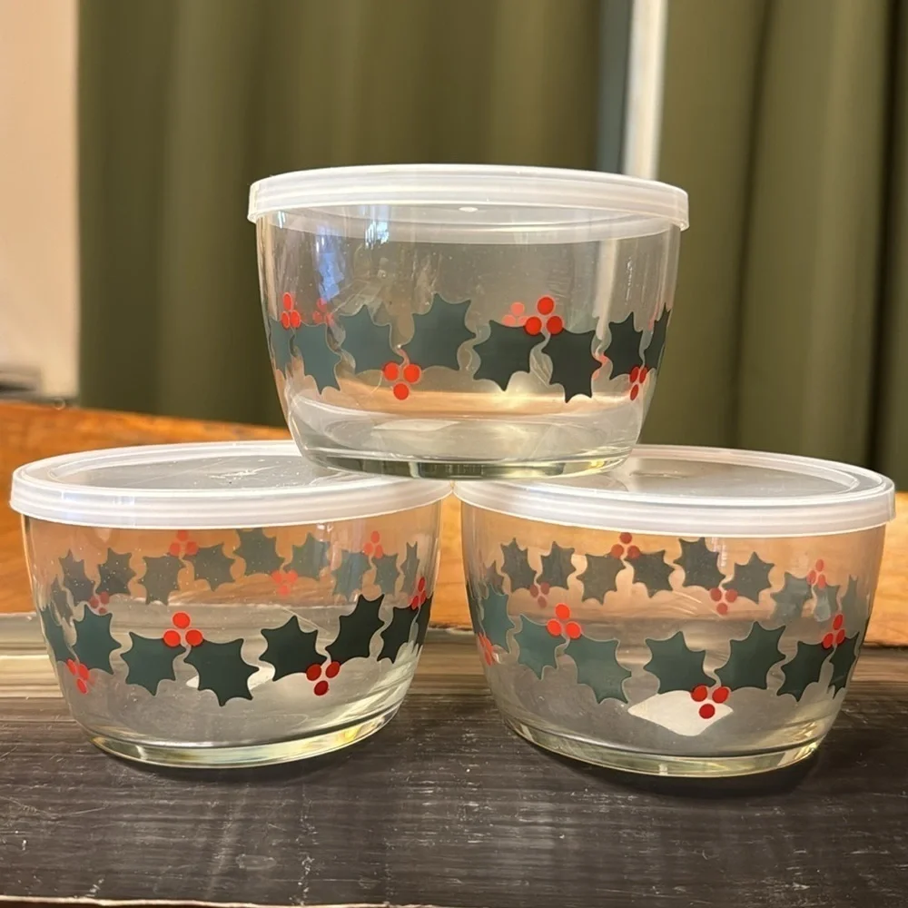 New Crate & Barrel Holly Leaf Lidded Bowls 16.5 oz Lot of 3 Christmas Tupperware